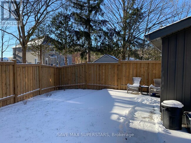 30 Westminster Cir in Barrie, ON - Building Photo - Building Photo