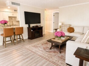 10 Beal's Cove Rd in Hingham, MA - Building Photo - Building Photo