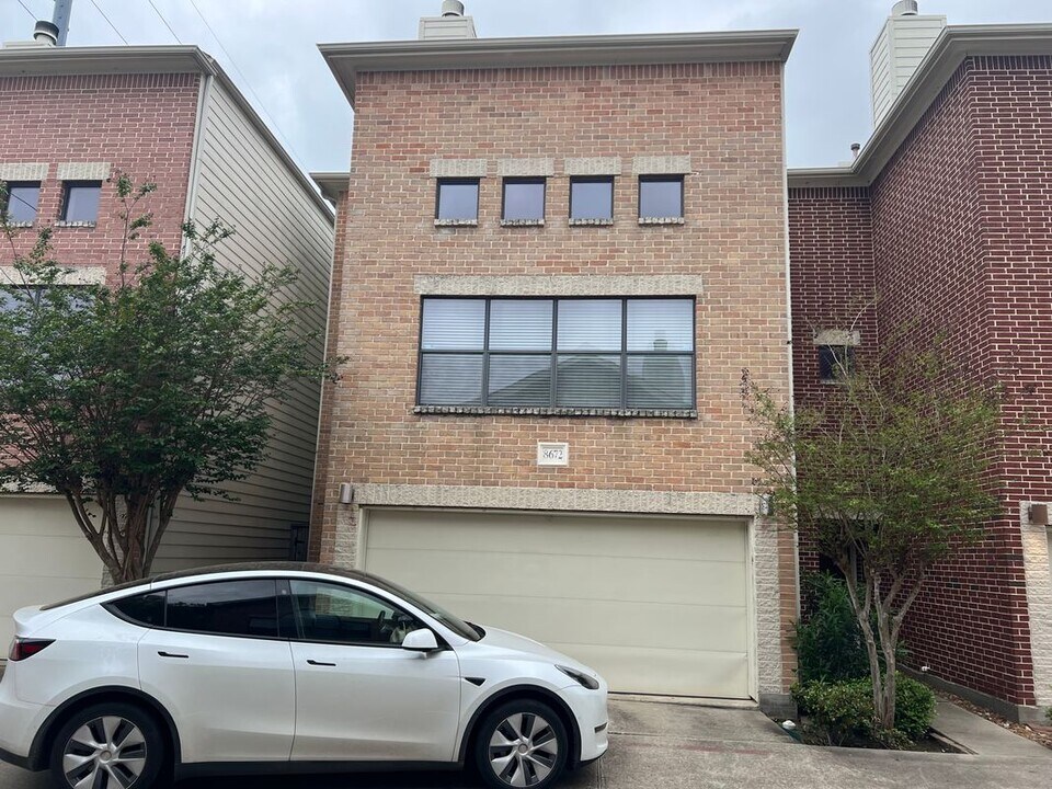 8672 Meadowcroft Dr in Houston, TX - Foto de edificio