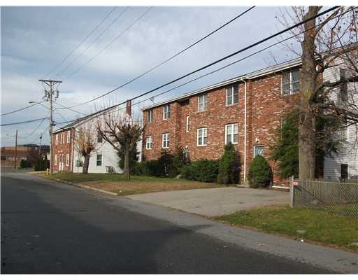 10 Saratoga Ave in Pawtucket, RI - Building Photo