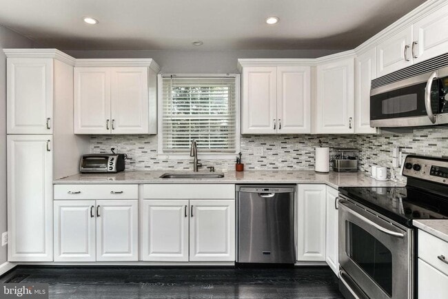 21820 Leatherleaf Ct in Sterling, VA - Building Photo - Building Photo