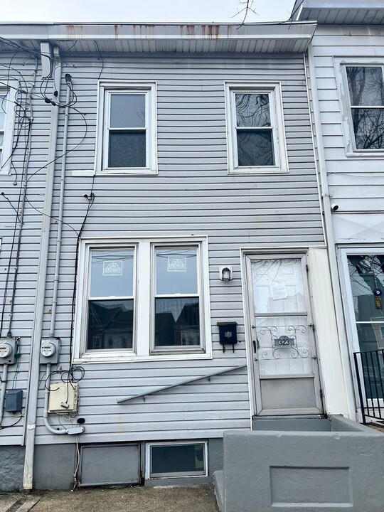 323 Cummings Ave in Trenton, NJ - Foto de edificio