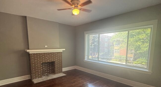 7827 S Colfax Ave in Chicago, IL - Building Photo - Building Photo