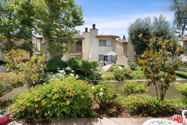 property at 5720 Owensmouth Ave