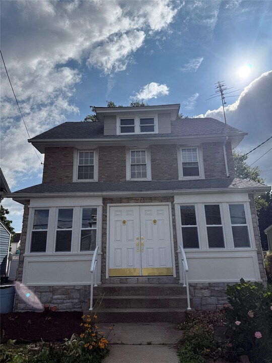 77 Woods Ave in Rockville Centre, NY - Building Photo