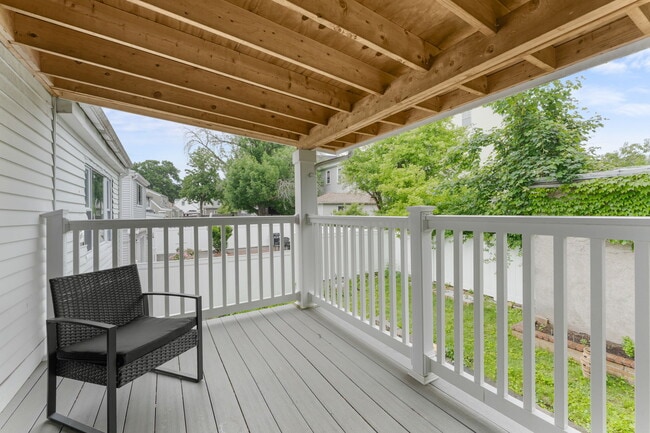 44 Woodlawn Ave, Unit 2