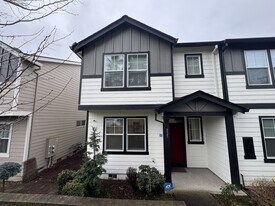 935 N 19th Ave in Cornelius, OR - Building Photo