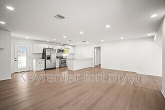 4293 Island Cir in Ft. Myers, FL - Building Photo - Building Photo