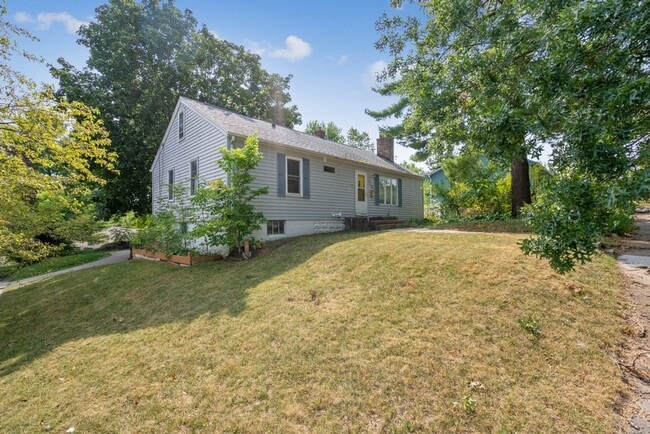 1604 Olive St in Cedar Falls, IA - Building Photo - Building Photo