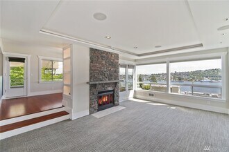 1740 Aurora Ave N, Unit 201 in Seattle, WA - Building Photo - Building Photo