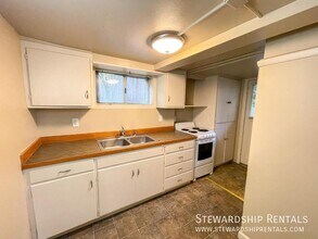 2266 Alder St-Unit -C in Eugene, OR - Building Photo - Building Photo
