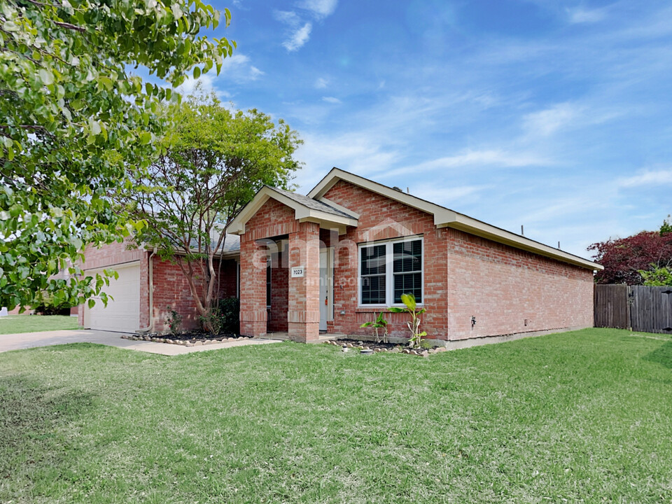 7023 Lake Roberts Way in Arlington, TX - Building Photo