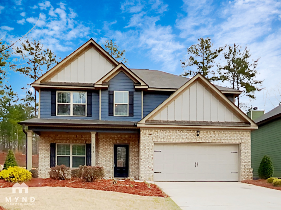 1005 Hartwell Rd in Locust Grove, GA - Building Photo
