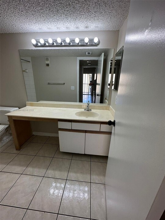 4015 W McNab Rd, Unit D308 in Pompano Beach, FL - Building Photo