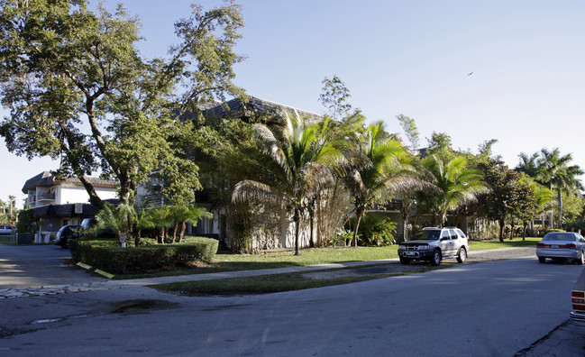 Dadeland Capri in Miami, FL - Building Photo - Building Photo