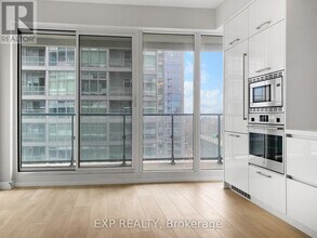 2221 Yonge St in Toronto, ON - Building Photo - Building Photo