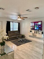 5737 Freedom St in Hollywood, FL - Building Photo