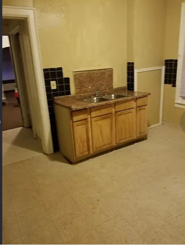 property at 2413 N 24th Pl