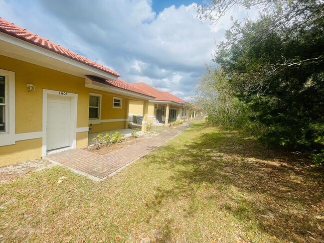 1601 Cumin Dr in Poinciana, FL - Foto de edificio - Building Photo