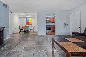 3083 N Oakland Forest Dr, Unit 206 in Oakland Park, FL - Building Photo - Building Photo