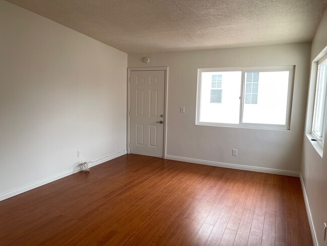 2015 Plant Ave, Unit D in Redondo Beach, CA - Foto de edificio - Building Photo
