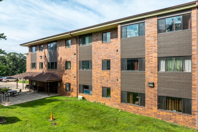 Oak Park Manor in Des Moines, IA - Building Photo - Building Photo