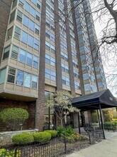 525 W Hawthorne Pl, Unit 2202 in Chicago, IL - Building Photo - Building Photo