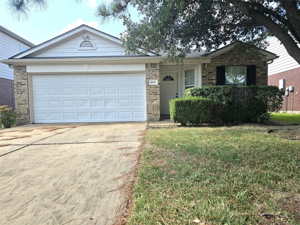 16515 Grenada Falls Dr in Houston, TX - Building Photo