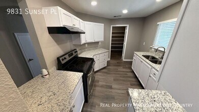 9831 Sunset Pl in San Antonio, TX - Building Photo - Building Photo