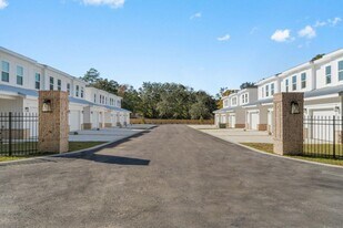 525 Hill Ln in Niceville, FL - Building Photo