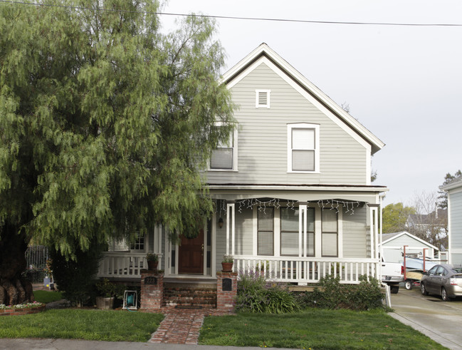 223 8th St in Petaluma, CA - Foto de edificio - Building Photo