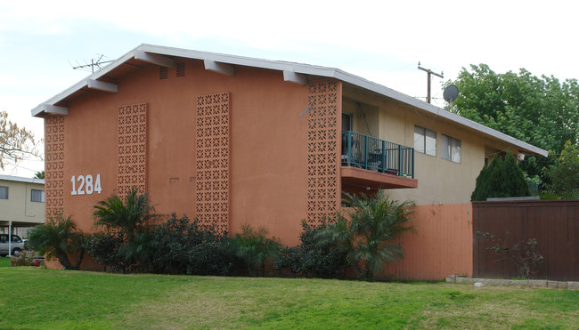 1284 Circle City Dr in Corona, CA - Foto de edificio - Building Photo