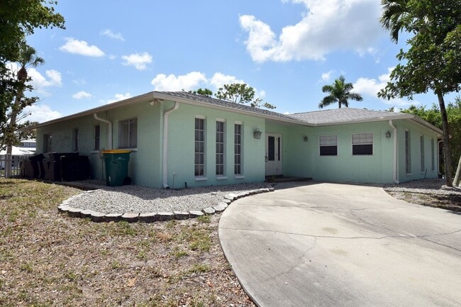 3461 Lakeview Dr in Naples, FL - Building Photo - Building Photo