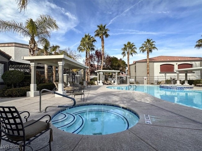 950 Seven Hills Dr in Henderson, NV - Foto de edificio - Building Photo