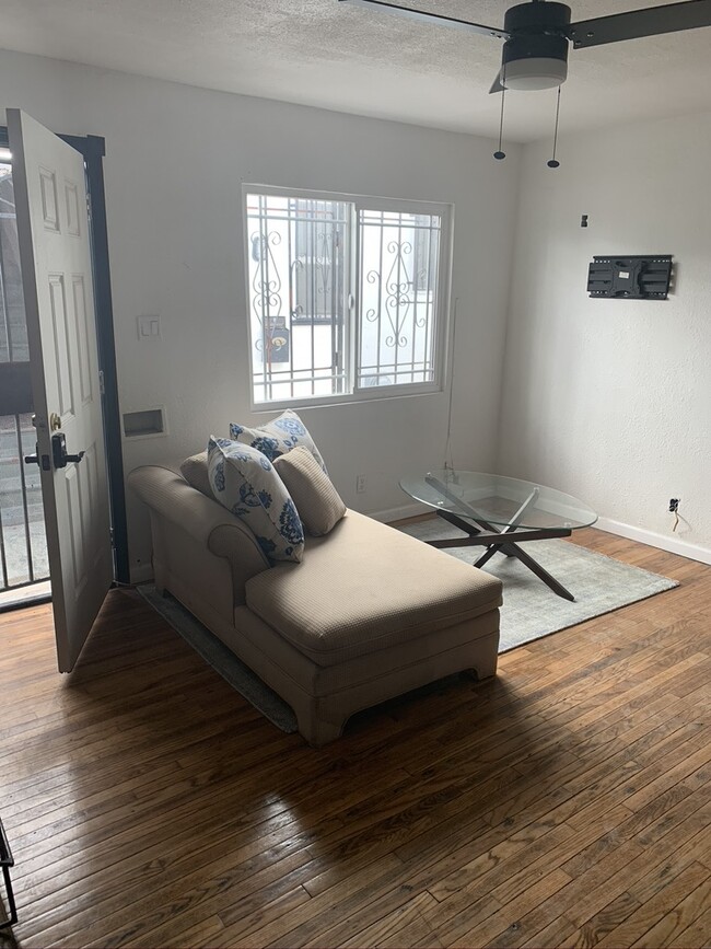 2717 W Vernon Ave, Unit 1/2