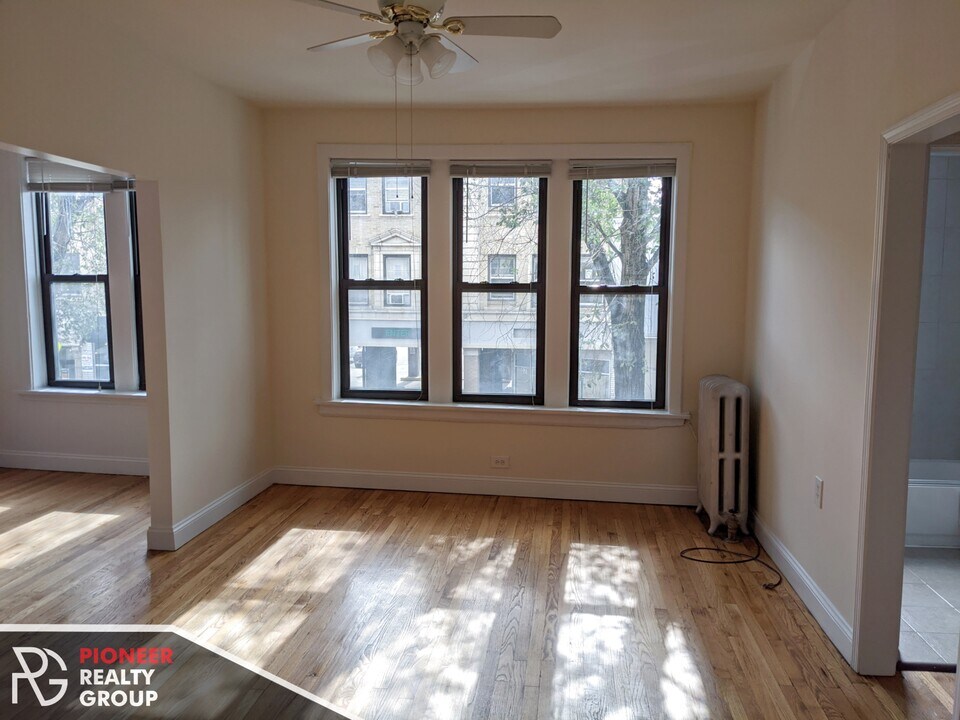 2733 N Milwaukee Ave in Chicago, IL - Building Photo