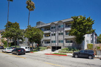 720 Louise in Glendale, CA - Foto de edificio - Building Photo