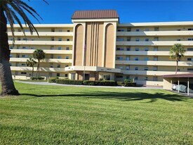 4650 Cove Cir, Unit 611 in St. Petersburg, FL - Building Photo