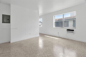 644 SW 10th St, Unit 1 in Miami, FL - Building Photo - Building Photo