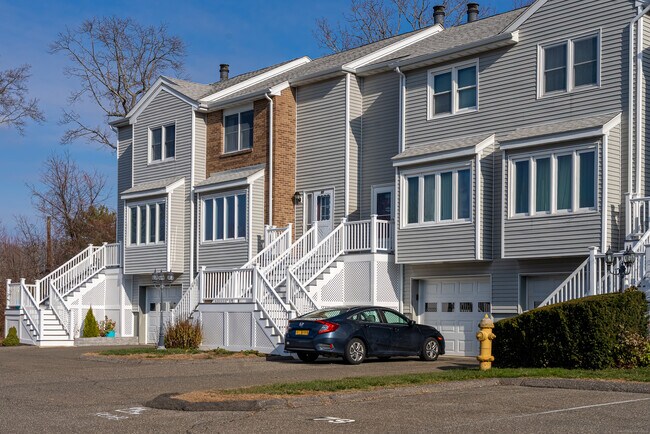 83 Carriage Dr in Milford, CT - Building Photo - Building Photo