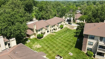 Lago Vista Apartments in St. Charles, MO - Building Photo