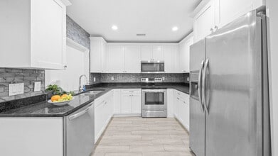 10906 N Oakleaf Ave in Tampa, FL - Building Photo - Building Photo