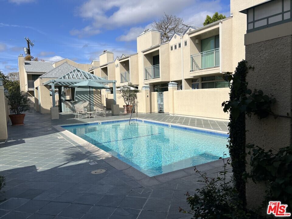 14101 Dickens St in Los Angeles, CA - Building Photo