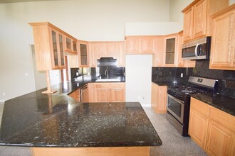 2485 Meridian Dr in Woodburn, OR - Foto de edificio - Building Photo