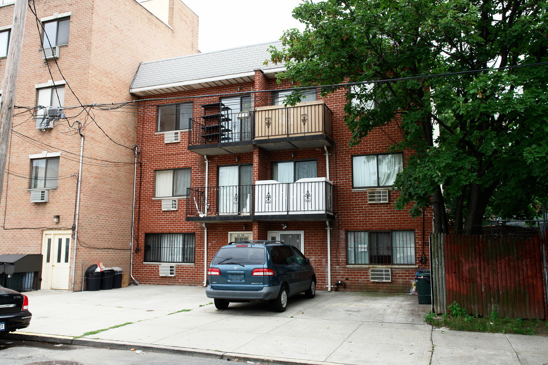 32-07 Leavitt St in Flushing, NY - Building Photo