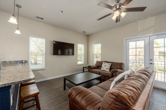 Athens Commons- Student Housing in DeLand, FL - Foto de edificio - Interior Photo