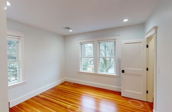 260 Lake Ave, Unit 2 in Newton, MA - Building Photo - Building Photo