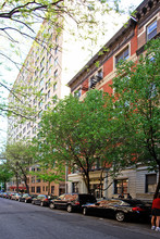 327 W 83rd St in New York, NY - Foto de edificio - Building Photo