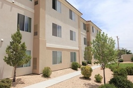 Mira Vista Villas Senior Living in Las Cruces, NM - Foto de edificio - Building Photo