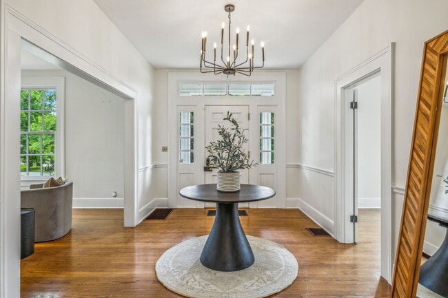 2126 Sharondale Dr in Nashville, TN - Foto de edificio - Building Photo